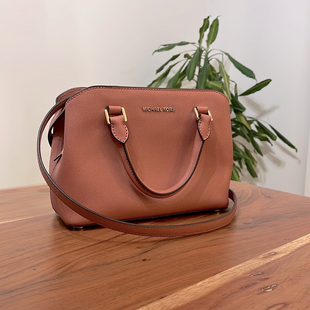 Micheal Kors cross body purse/tote , in new condition 🥰✨